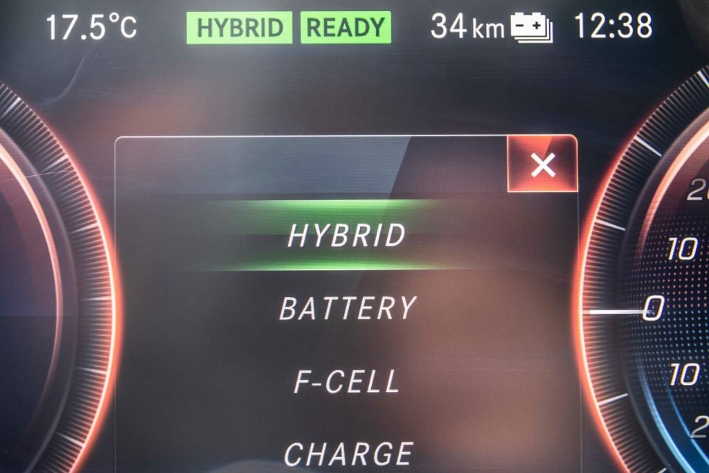 Для Mercedes-Benz GLC F-Cell передбачені чотири режими руху: Hybrid (комбіноване споживання енергії від батареї і водню), F-Cell (енергія виробляється виключно за допомогою розщеплення паливних елементів), Battery (рух на електротязі, що поставляється акумулятором) і Charge (режим , передбачений для відновлення заряду батареї)