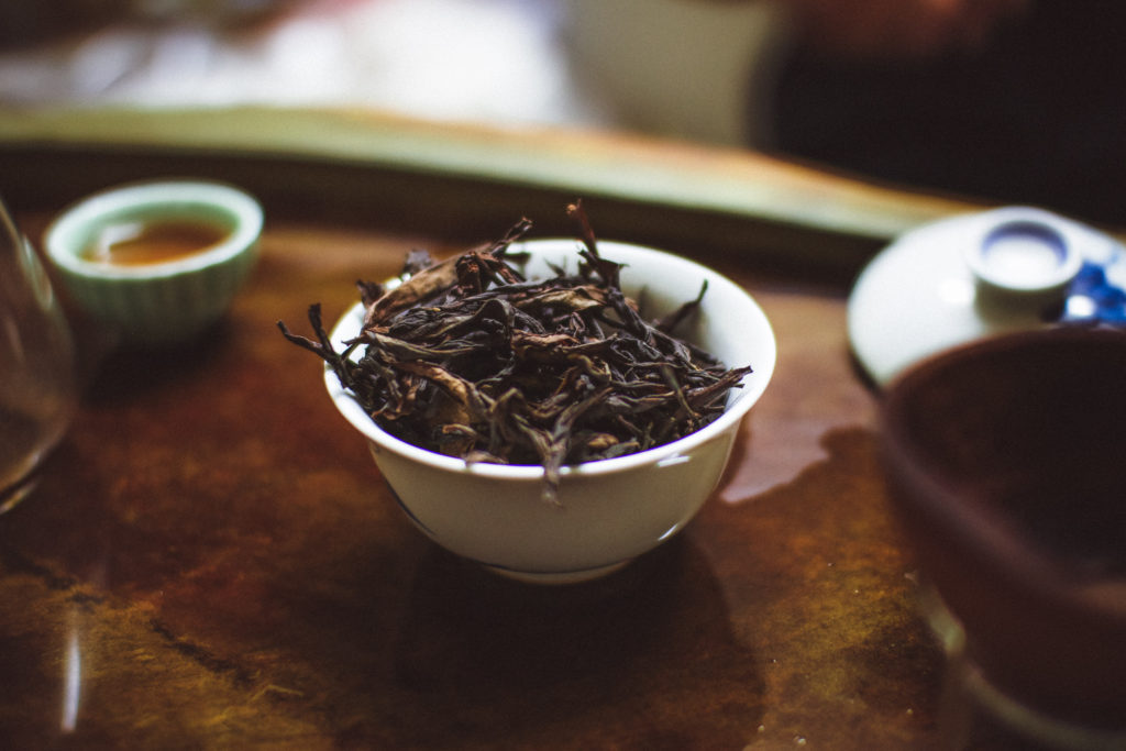 Фен Хуан Дань Цун - сорт чаю, який відноситься до темним улунам, є Напівферментований чаєм, входить до шістки знаменитих чаїв Китаю