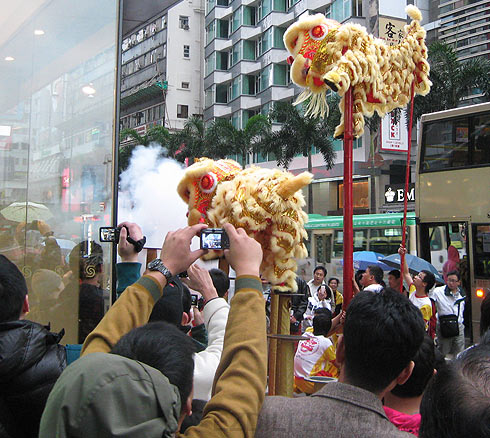 На фото: вуличні танці лева в Гонконзі