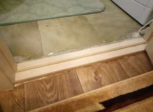 Вирішіть питання, чи будете його встановлювати або залишите зазор між підлогою і полотном для кращої вентиляції