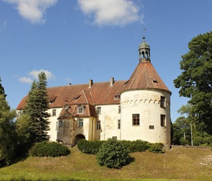 Замок Jaunpils, один з рідкісних середньовічних замків, що зберегли свій історичний вигляд