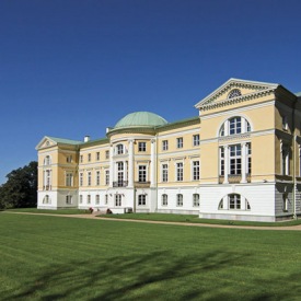 Всього в 70 км від Риги в мальовничому місці на березі річки Лиелупе, знаходиться один з найкрасивіших палаців нео-класицизму Латвіі- Палац Межотне