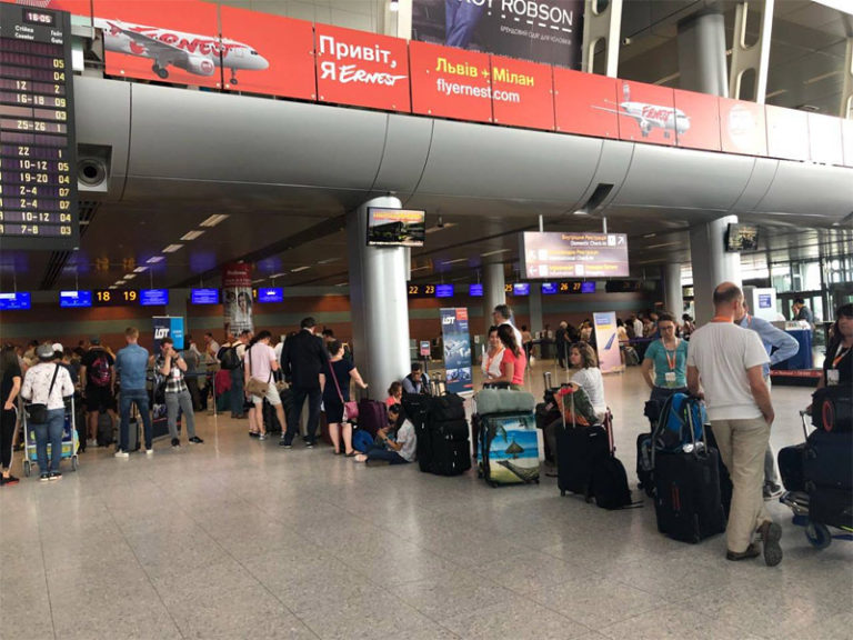 аеропорт   Львів   10 липня тимчасово припиняв обслуговування рейсів авіакомпанії Yanair через борги до відновлення фінансової дисципліни, говориться в заяві підприємства