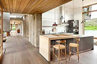 Дерев'яні кухонні стільниці ідеально підходять для створення теплої атмосфери дизайну кухні