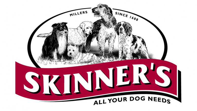 Незважаючи на те, що минуле і сьогодення фірми   SKINNER'S   нерозривно пов'язано з кормами для робітників і активних мисливських собак, повідомляємо, що в лінійках кормів присутні різні корми, включаючи корми для домашніх улюбленців, охоронних і їздових собак, а також численних виставкових собак і для собак, в період дресирування