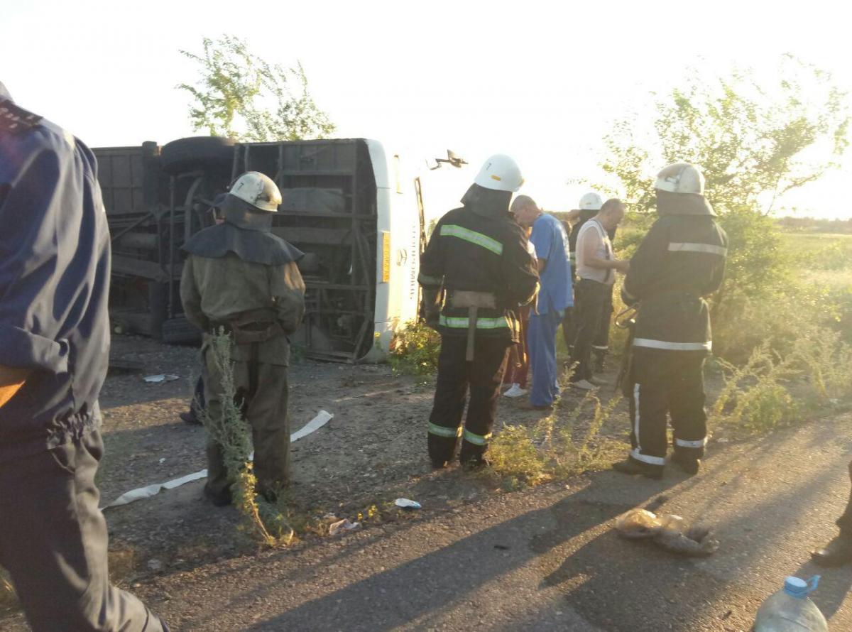 Як повідомляє    інформатор   За попередньою інформацією, на даний момент налічується 2 загиблих і 13 постраждалих