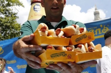 18 июля 2012, 1:58 Переглядів:   Свято хот-дога відзначається в США вже не один день, фото Reuters