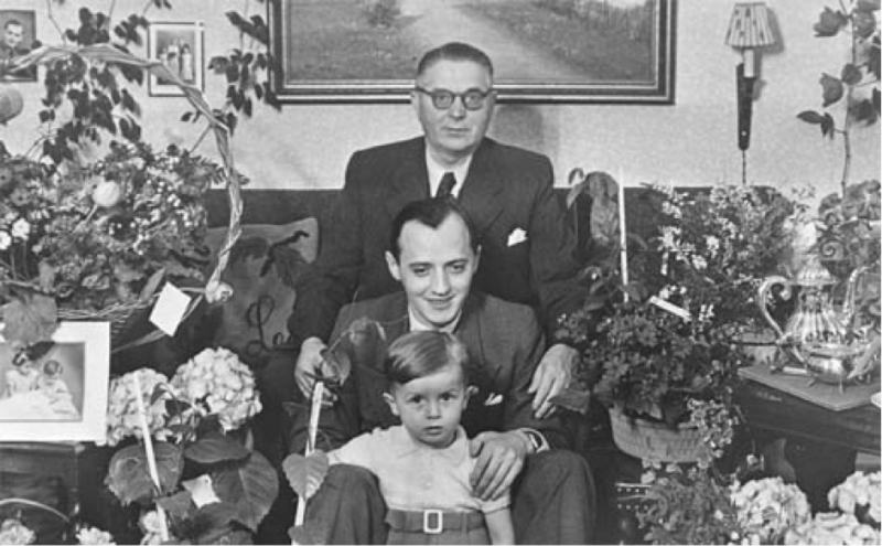 Оле Кірк Крістіансен з сином Готфрідом Кірком Крістіансеном і онуком