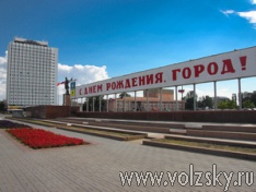 Два вихідних дні городяни гуляли в міському парку та на площі Леніна