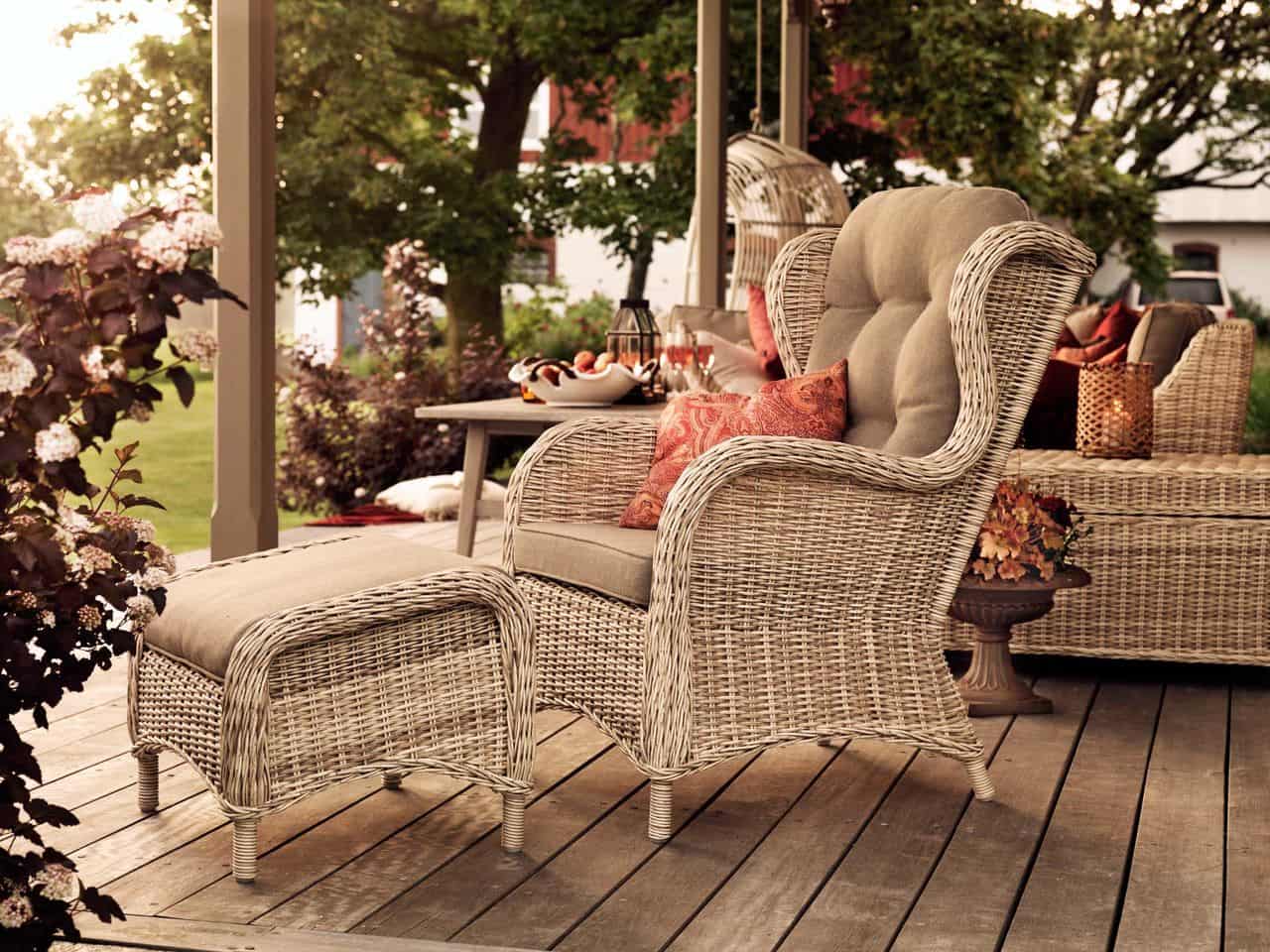 Білосніжна меблі з ротанга буде мати гарний вигляд у яскравому і насиченому оточенні вашого саду
