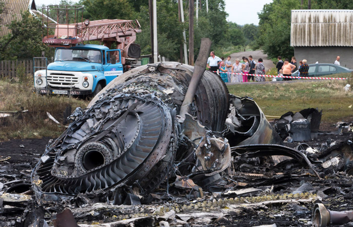 Раніше міжнародна слідча група заявила, що літак був збитий ЗРК Бук, привезеним з-під Курська   На місці аварії літака Boeing 777 в Донецькій області   Фото: AP / ТАСС   Москва