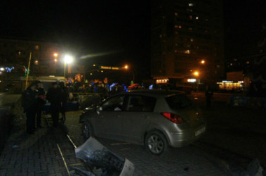 2 апреля 2012, 12:51 Переглядів:   13 січня на Театральній площі водій Nissan Tiida Георгій Осипов протаранив натовп людей