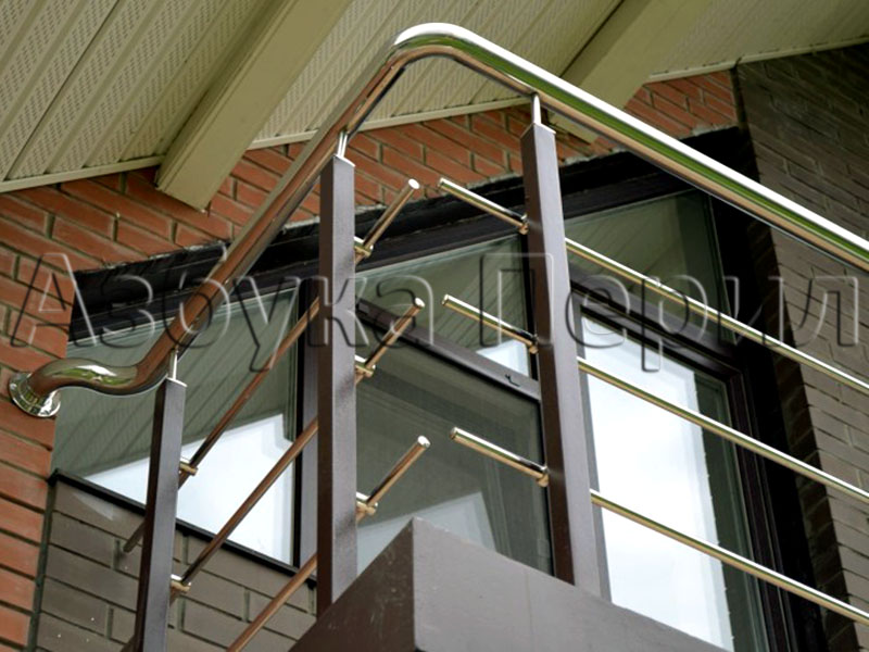 Компанія «Азбука Поручнів» здійснює професійне виготовлення і монтаж балконних огорож для фасадів і атріумів