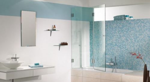 Декоративним і одночасно практичним в побуті аксесуаром для ванної кімнати є скляна шторка