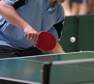 Згідно з міжнародним стандартом, стіл для гри в теніс має довжину 2740 мм і ширину 1525 мм