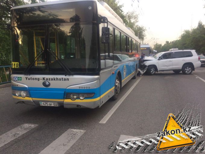 Крім того, 13 травня на перетині вулиць Достик і Сатпаева автобус   врізався   в стовп, у нього відмовили гальма