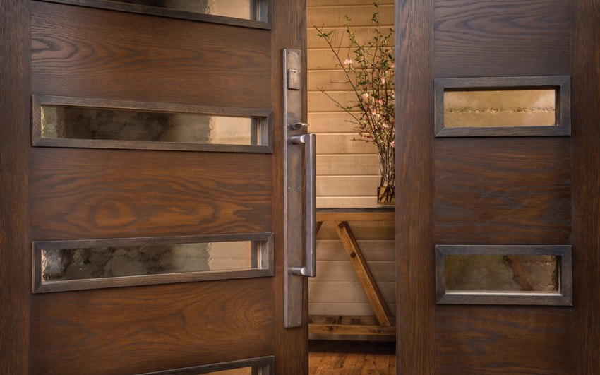 Найбільш популярними матеріалами для виготовлення вхідних дверей вважаються метал, дерево і МДФ
