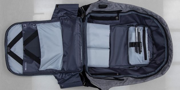 Рюкзак ставиться на гладку поверхню, блискавка відкривається повністю, спинка з планшетом і важким ноутбуком кладеться горілиць