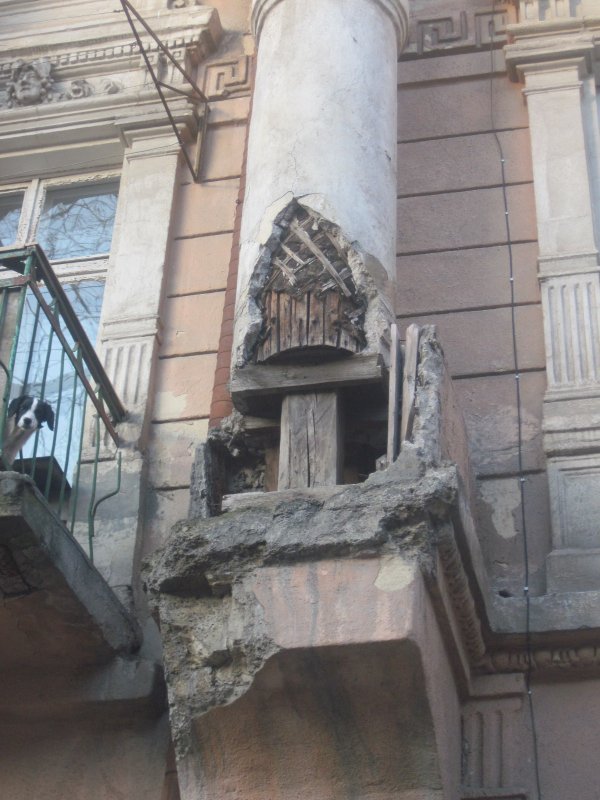 Десятиліття без ремонту оголили «багатий внутрішній світ» одеських будинків