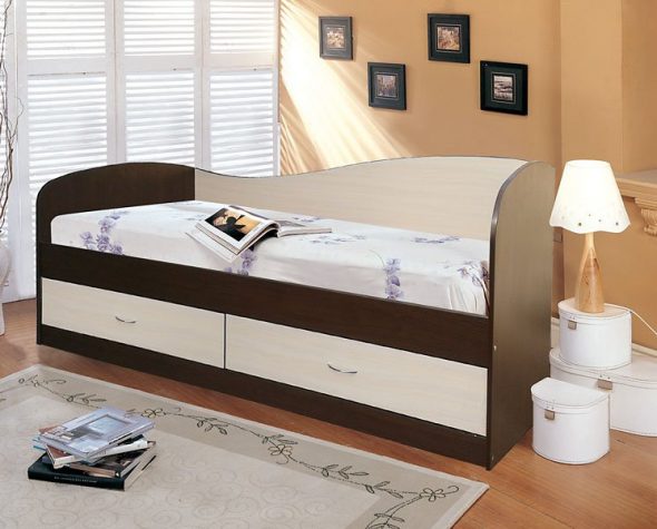 Ліжко односпальне з ящиками - це вид меблів певного розміру з одним спальним місцем, забезпечений ящиками для зберігання різних речей