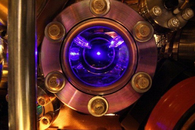 «Цокання» атомів стронцію відбувається з частотою 430 трильйонів разів в секунду, а в якості детектора служать промені червоного лазерного світла, які і забезпечують атоми стронцію енергією, необхідною для їх переходу з одного енергетичного рівня на інший