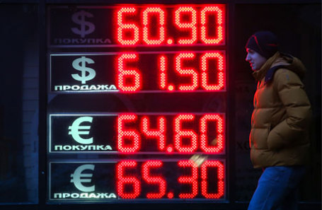За підсумком тижня долар опустився нижче 60 рублів, євро застиг поблизу 64 рублів