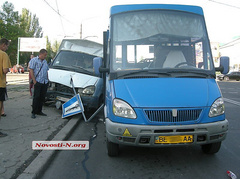 У п'ятницю, 2 вересня, в Миколаєві на вулиці Космонавтів, вантажний автомобіль «Газель» врізався в зупинку громадського транспорту