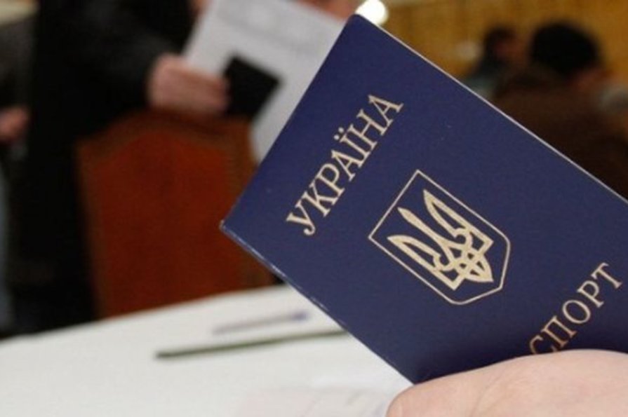 Питання оформлення українських документів, зокрема - вклеювання фото в паспорт при досягненні 25- і 45-річного віку, залишається актуальним для жителів окупованого Криму